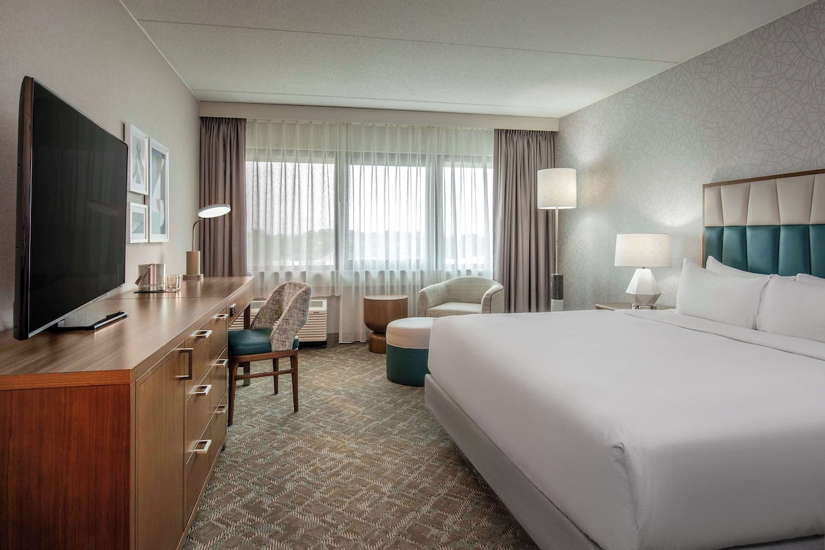 Pillowtop beds, in-room safe, desk, laptop workspace