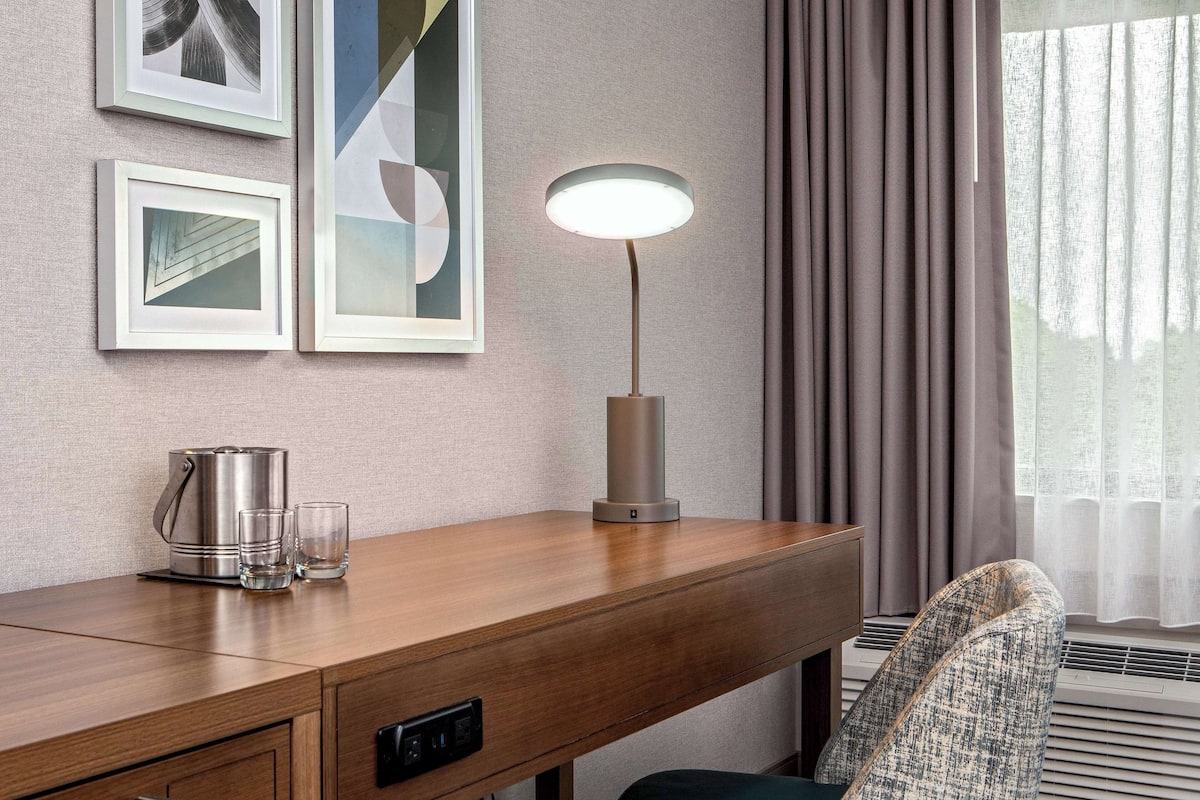 Pillowtop beds, in-room safe, desk, laptop workspace