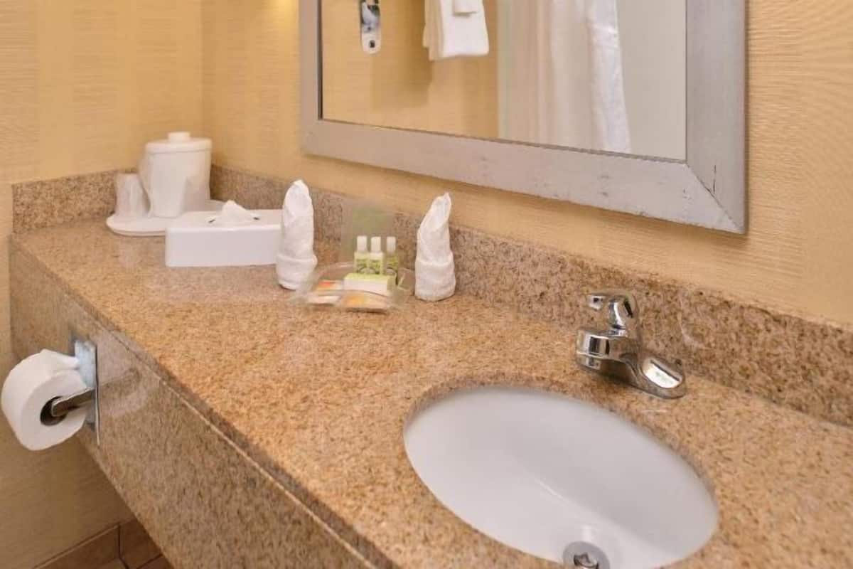 Banheiro | Chuveiro/banheira combinados, secador de cabelo, toalhas de banho