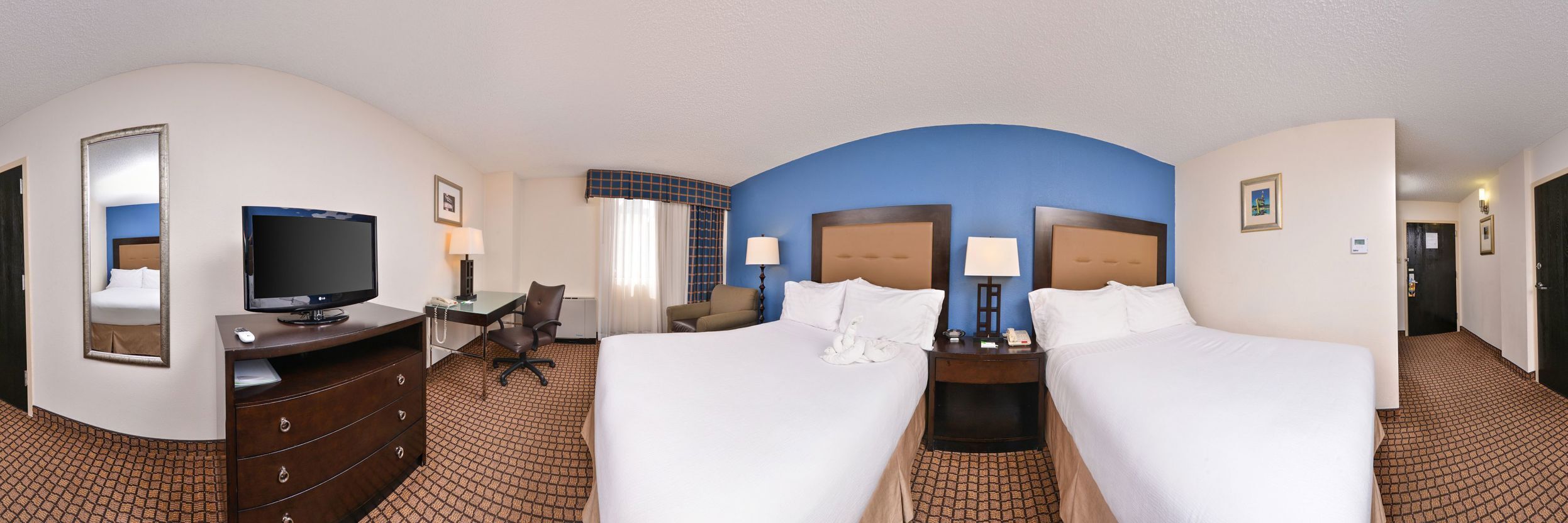 Een bureau, een laptopwerkplek, verduisterende gordijnen