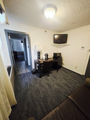 Suíte júnior, 1 cama King, para não fumantes | Área de estar | TV de tela plana