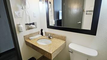 Habitación, 1 cama Queen size, para no fumadores | Baño | Tina con regadera, secadora de cabello, toallas