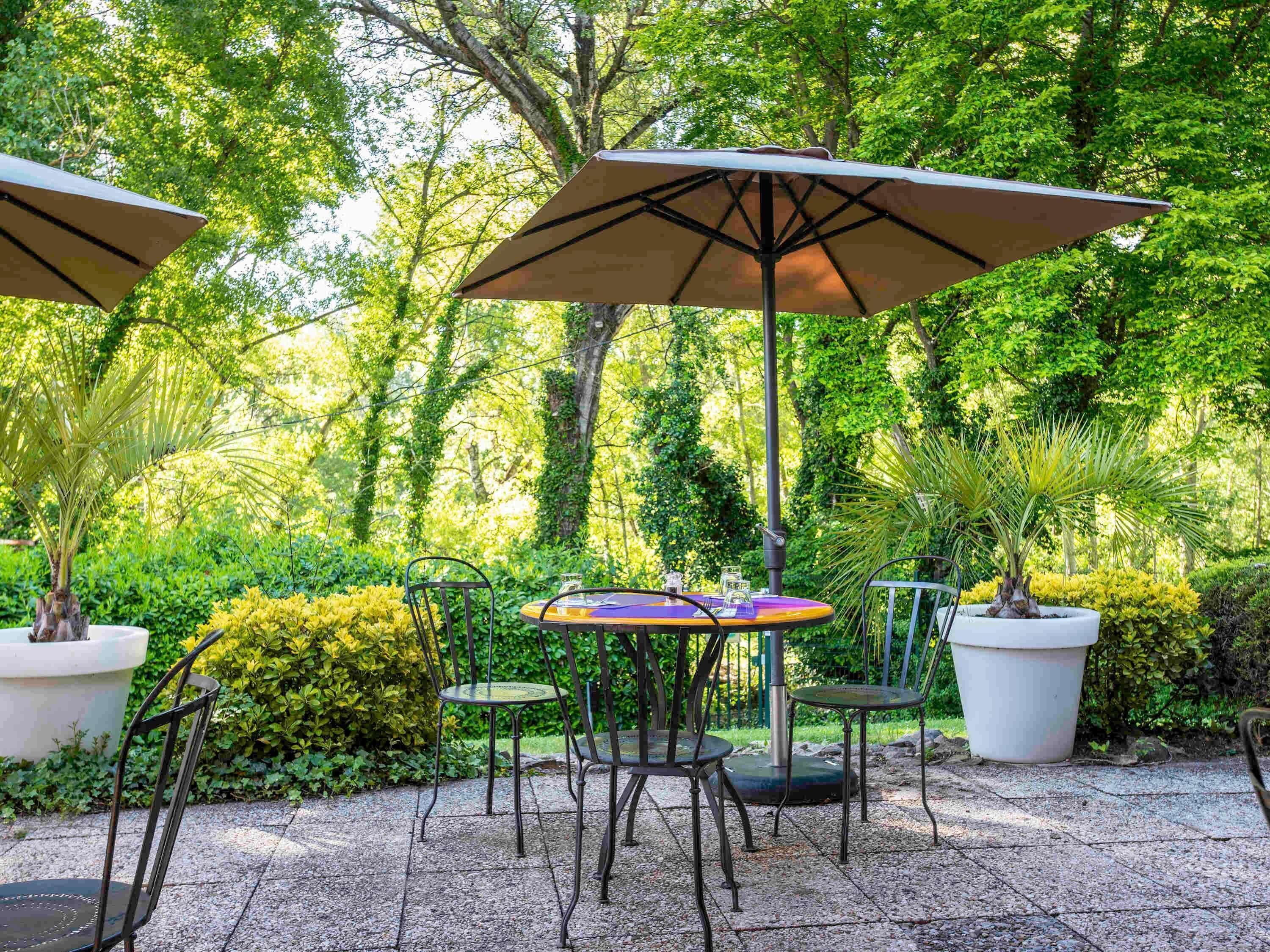 Se sirven desayunos y almuerzos; cocina francesa; con vista al jardín