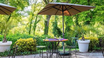Se sirven desayunos y almuerzos; cocina francesa; con vista al jardín