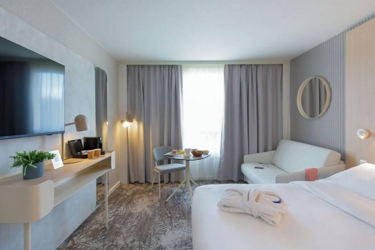 Schreibtisch, Verdunkelungsvorhänge, schallisolierte Zimmer