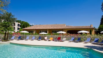 Piscine extérieure (ouverte en saison), parasols de plage