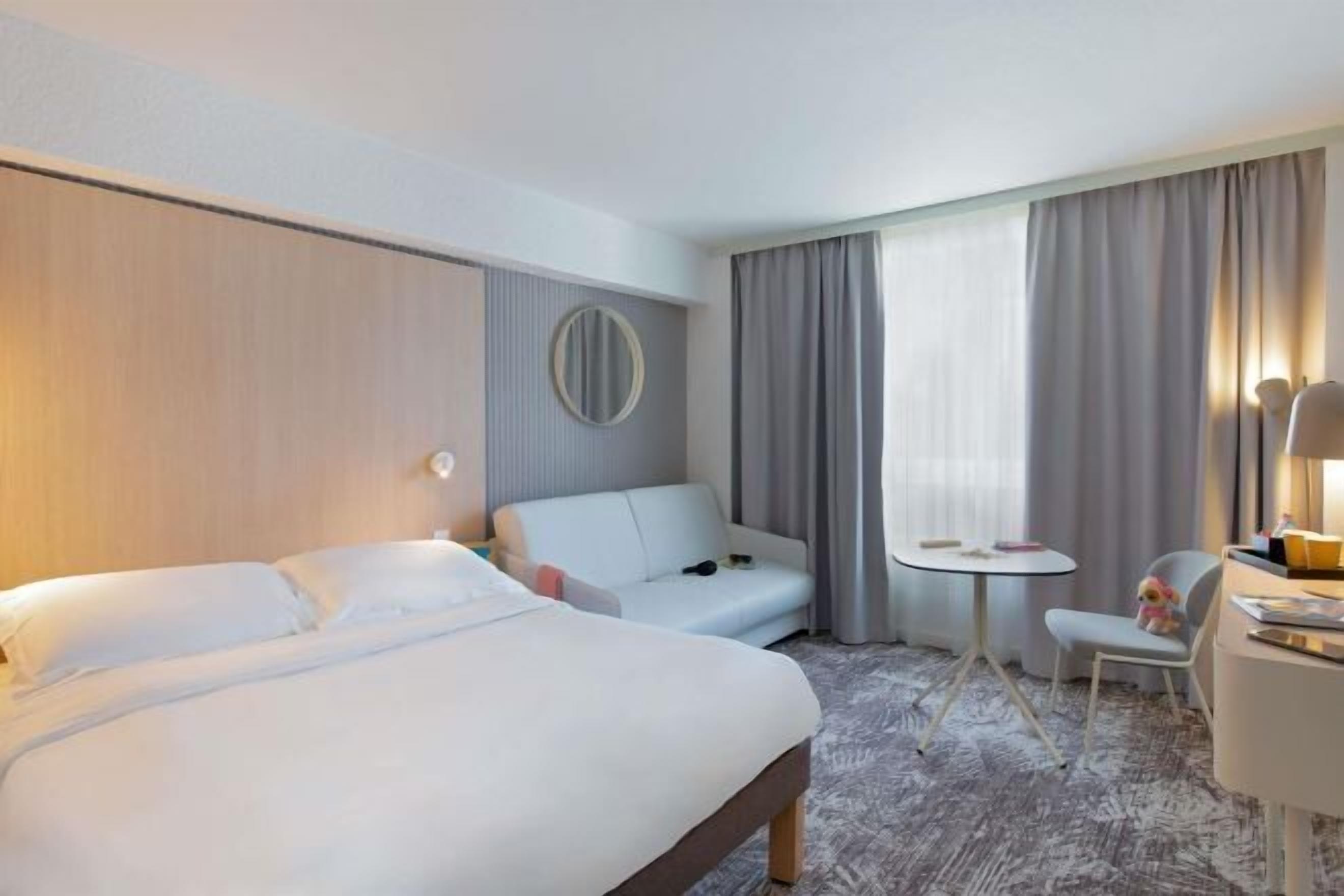 Schreibtisch, Verdunkelungsvorhänge, schallisolierte Zimmer