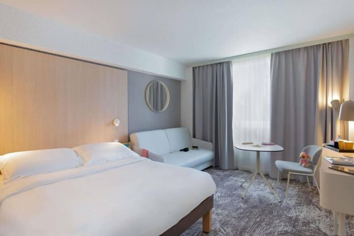 Schreibtisch, Verdunkelungsvorhänge, schallisolierte Zimmer