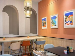 A conference room with a long table, several chairs, a chandelier, and three framed artworks on the wall. - Hotel Novotel Aix en Provence Pont de l'Arc Fenouillères (Aix-en-Provence)