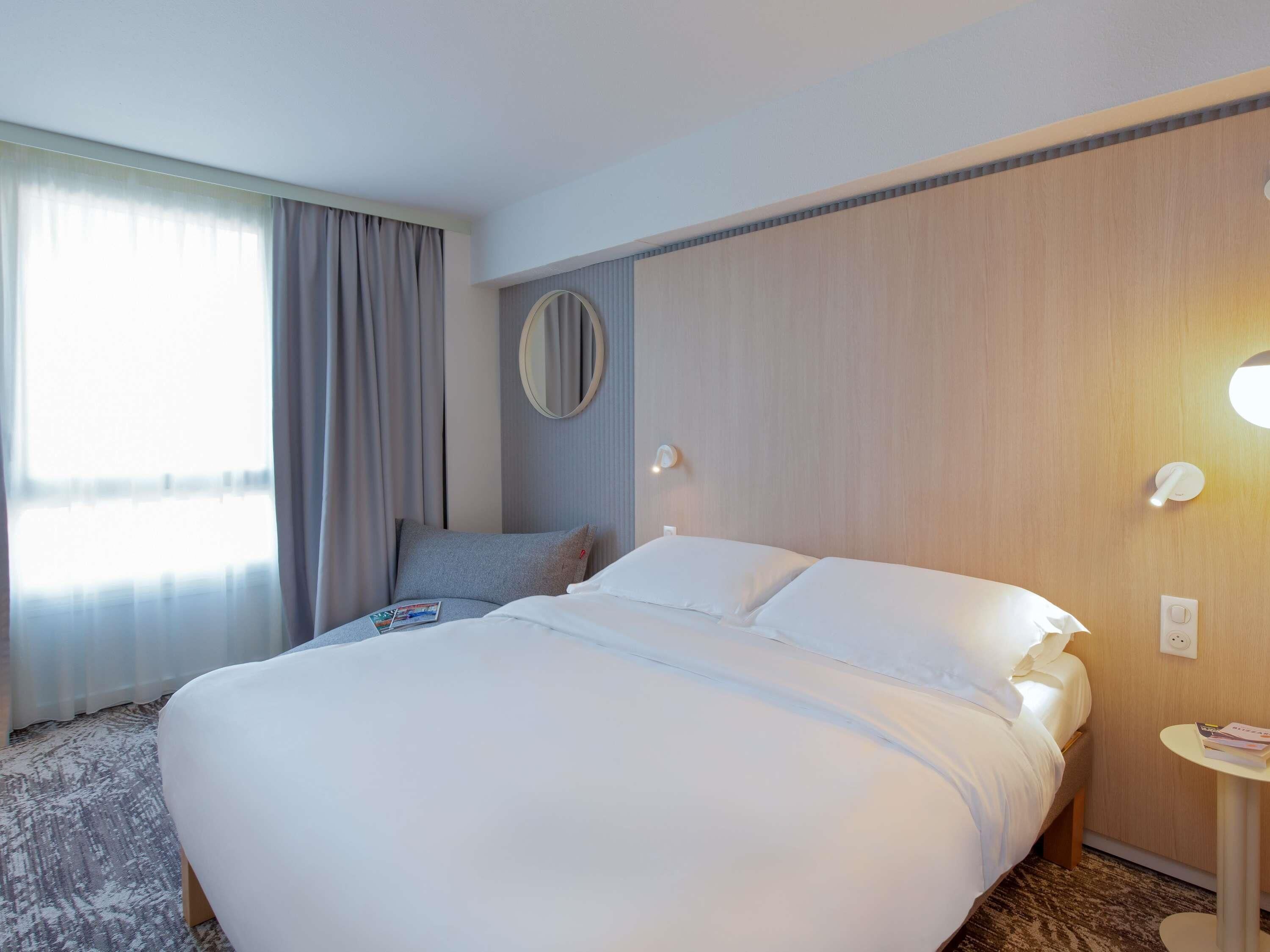 Escritorio, cortinas blackout, sistema de insonorización y wifi gratis 