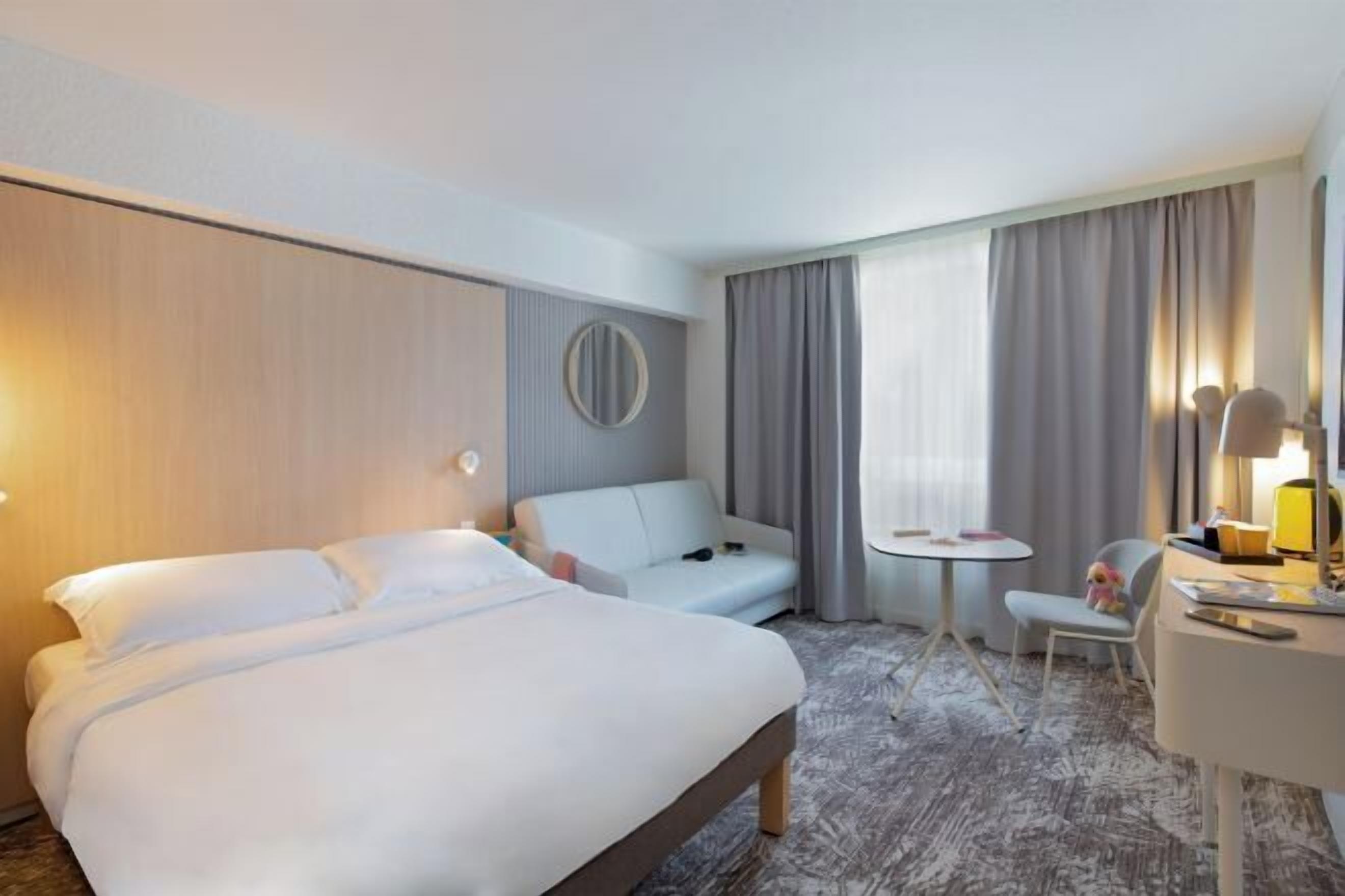 Desk, blackout drapes, soundproofing, free WiFi