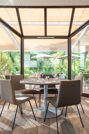 Breakfast, lunch, dinner served; French cuisine, garden views 