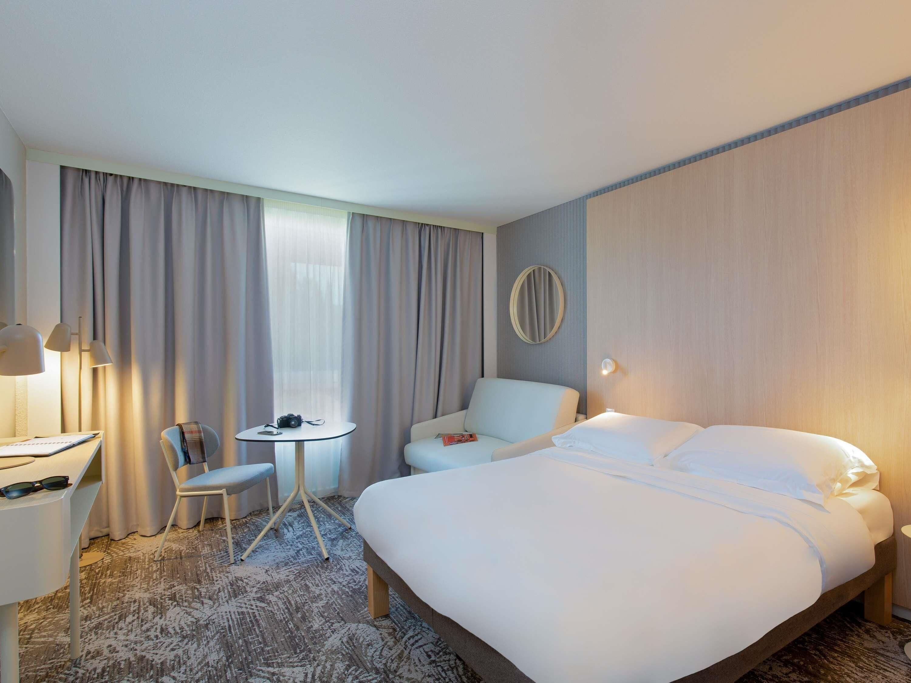 Klassieke kamer, 1 tweepersoonsbed met slaapbank | Een bureau, verduisterende gordijnen, geluiddichte muren, gratis wifi