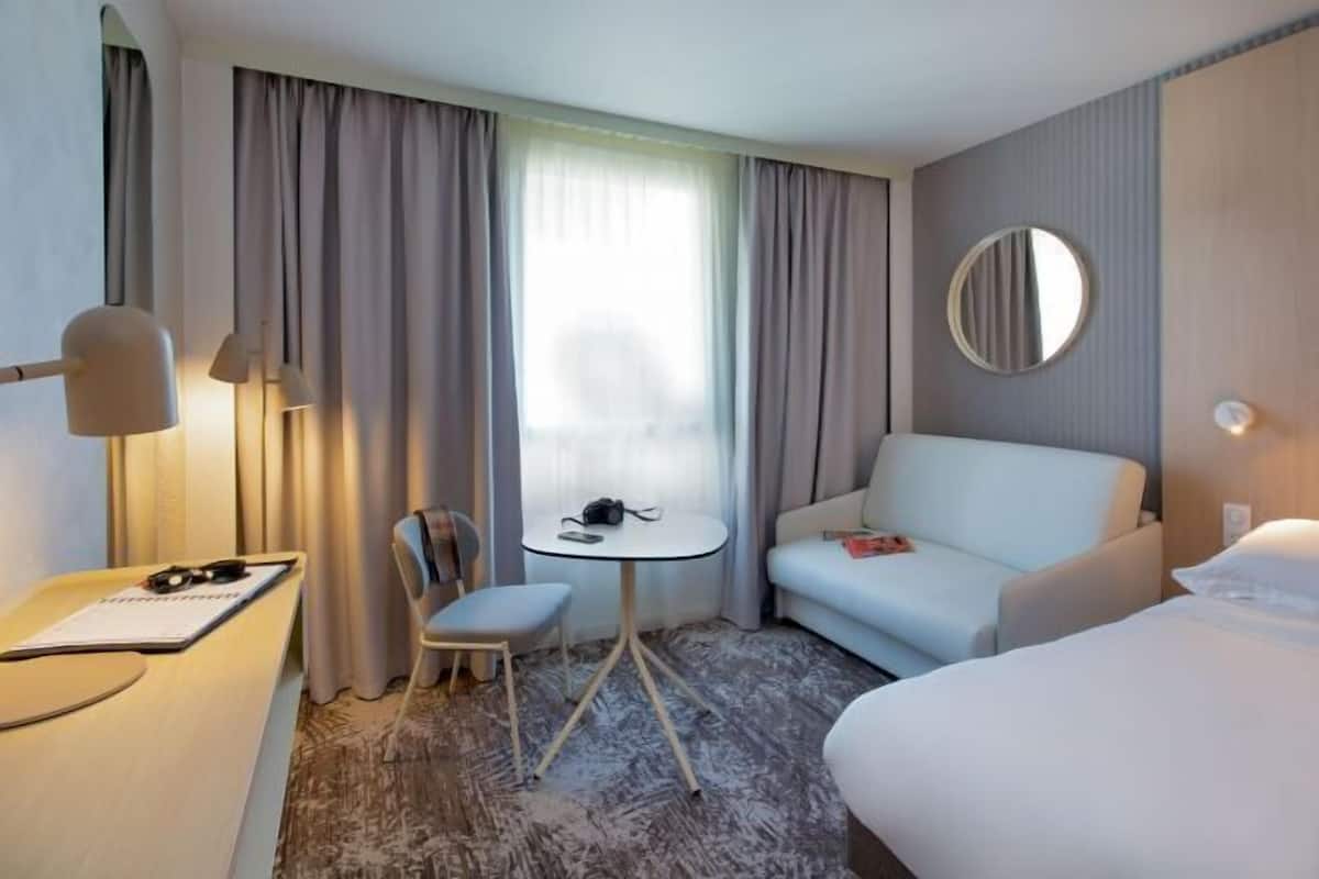 Escritorio, cortinas opacas, sistema de insonorización y wifi gratis