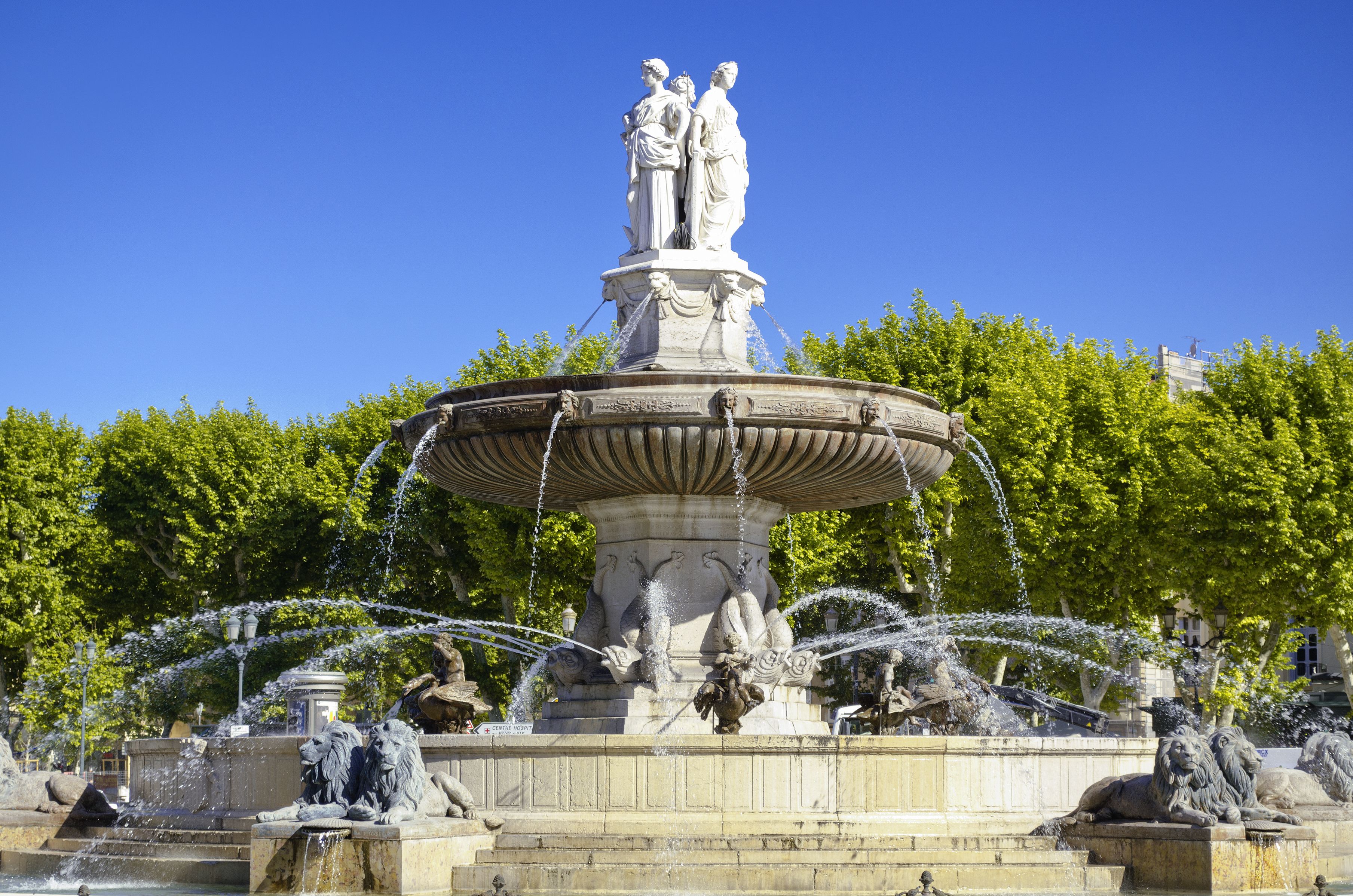 Una fuente clásica con estatuas, chorros de agua y leones.