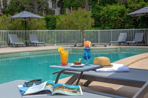 Kauden mukainen ulkouima-allas, aurinkovarjoja, aurinkotuoleja