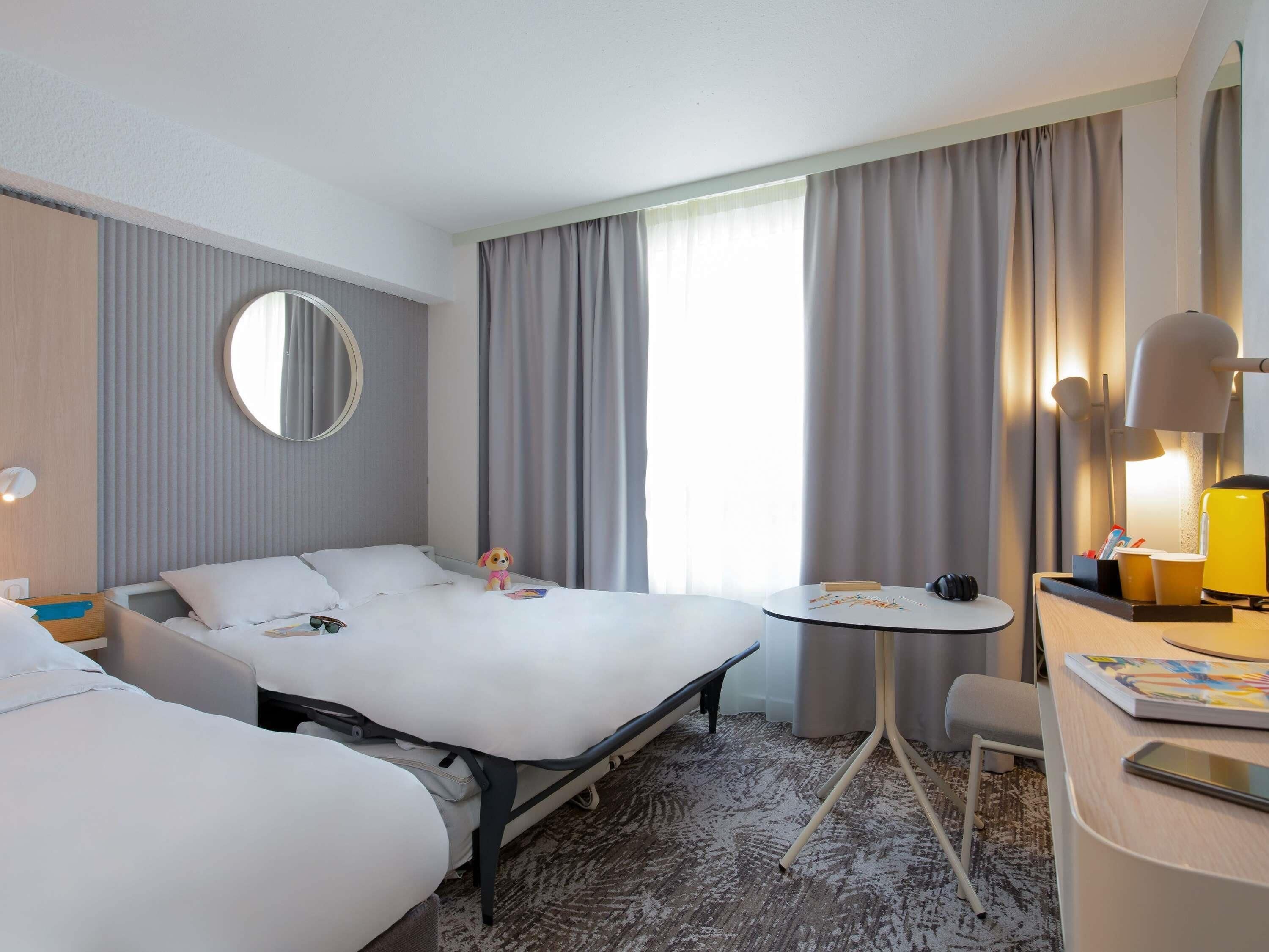 Familierom, 1 dobbeltseng med sovesofa | Skrivebord, blendingsgardiner, lydisolert og wi-fi (inkludert)