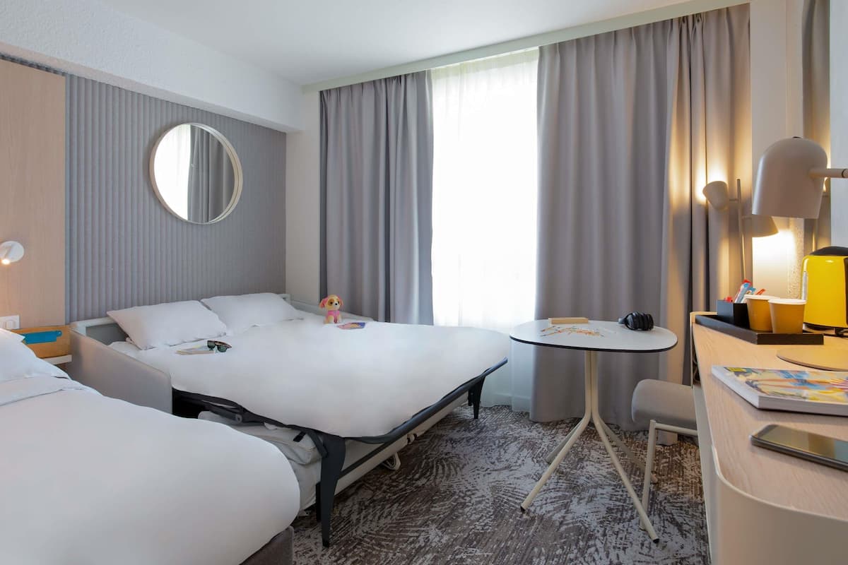 Familierom, 1 dobbeltseng med sovesofa | Skrivebord, blendingsgardiner, lydisolert og wi-fi (inkludert)