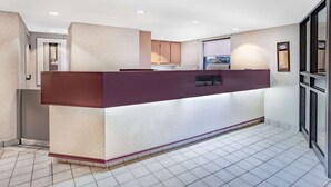 Cocina moderna con isla central, iluminación empotrada y vistas al exterior.