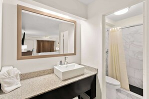 Habitación estándar, 1 cama de matrimonio grande, no fumadores | Escritorio, tabla de planchar con plancha, cunas gratuitas y wifi gratis