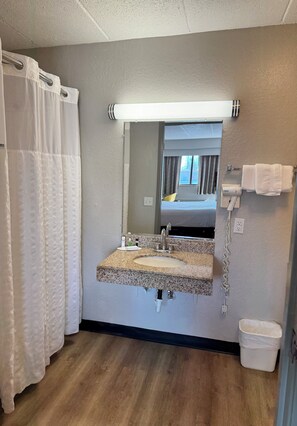 Standard Room, 1 King Bed, Accessible | Bathroom | Combined shower/tub, free toiletries, hair dryer, towels