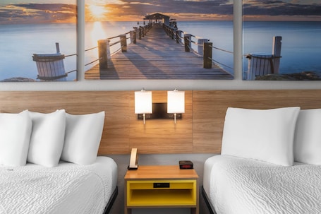 Escritorio, cortinas blackout y tabla de planchar con plancha . Days Inn by Wyndham Cloverdale Greencastle