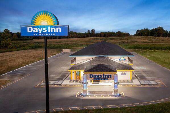 A Days Inn by Wyndham with a large parking lot and a clear sky. - Days Inn by Wyndham Cloverdale Greencastle (Cloverdale)