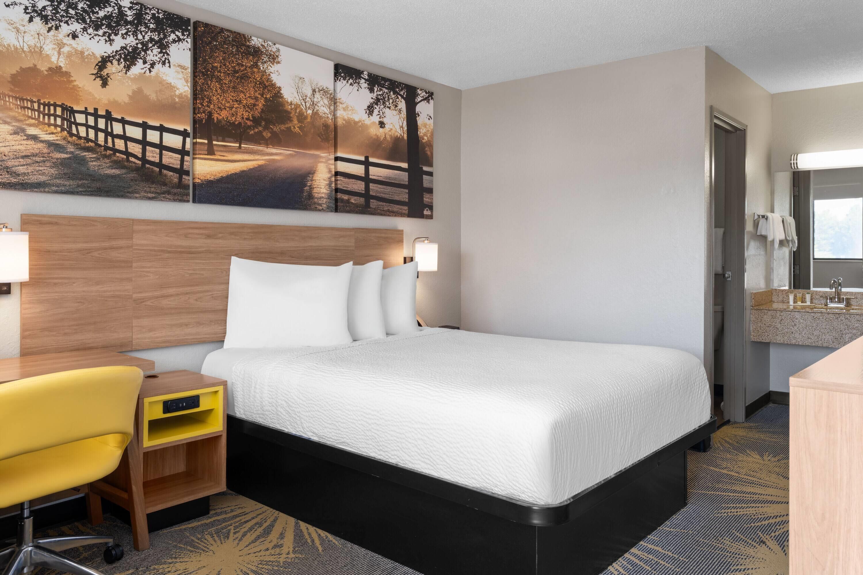 Escritorio, cortinas blackout y tabla de planchar con plancha 