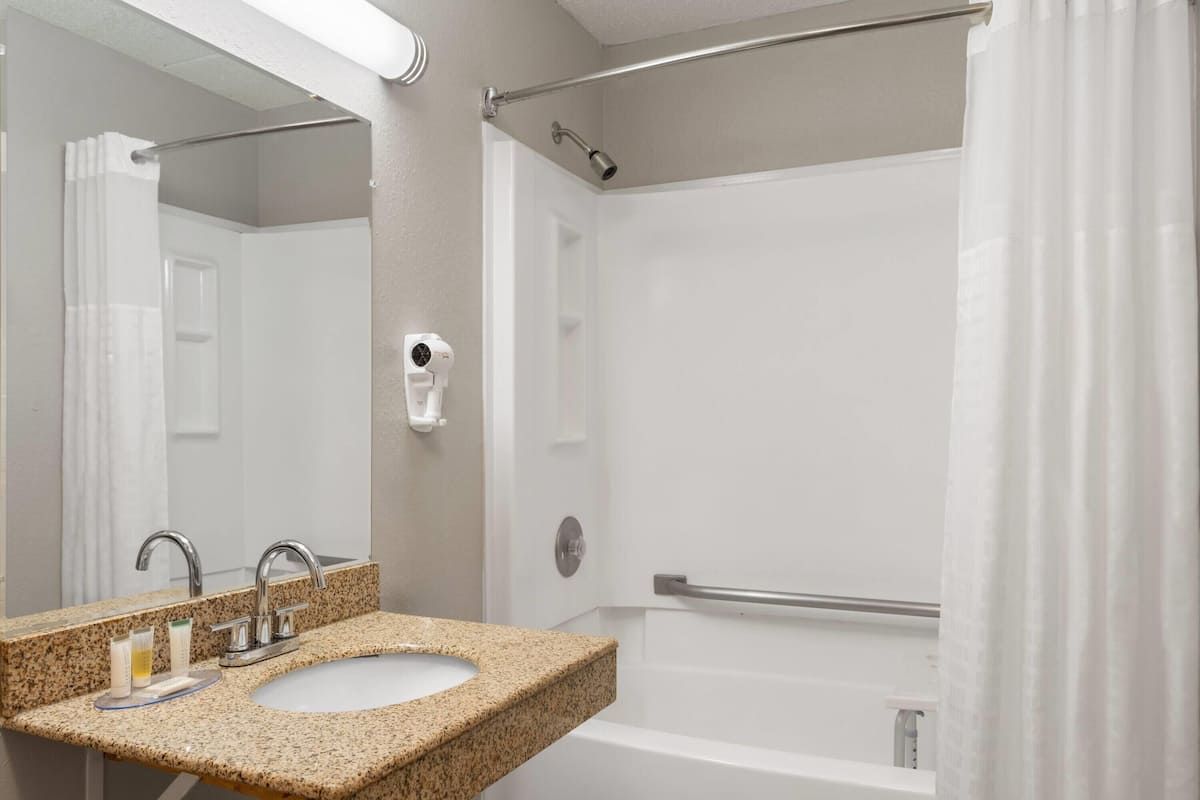 Standard Room, 1 King Bed, Accessible | Accessible bathroom