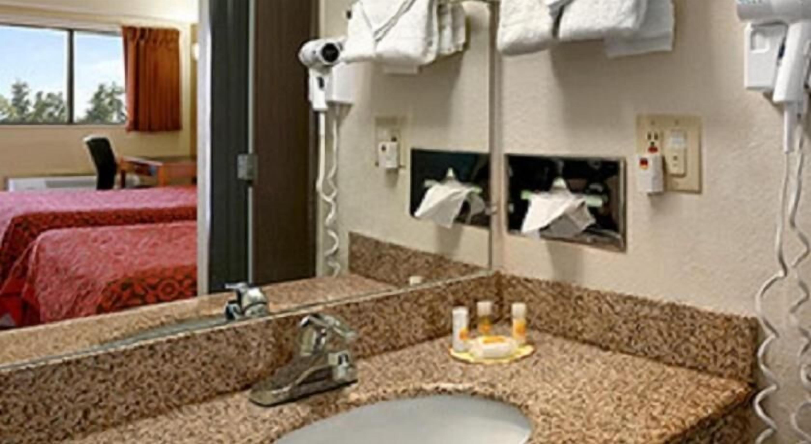 Salle de bain | Ensemble douche/baignoire, articles de toilette gratuits, sèche-cheveux