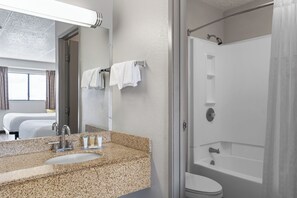 Camera, 1 letto queen, non fumatori | Bagno | Combinazione doccia/vasca, set di cortesia gratuito, asciugacapelli