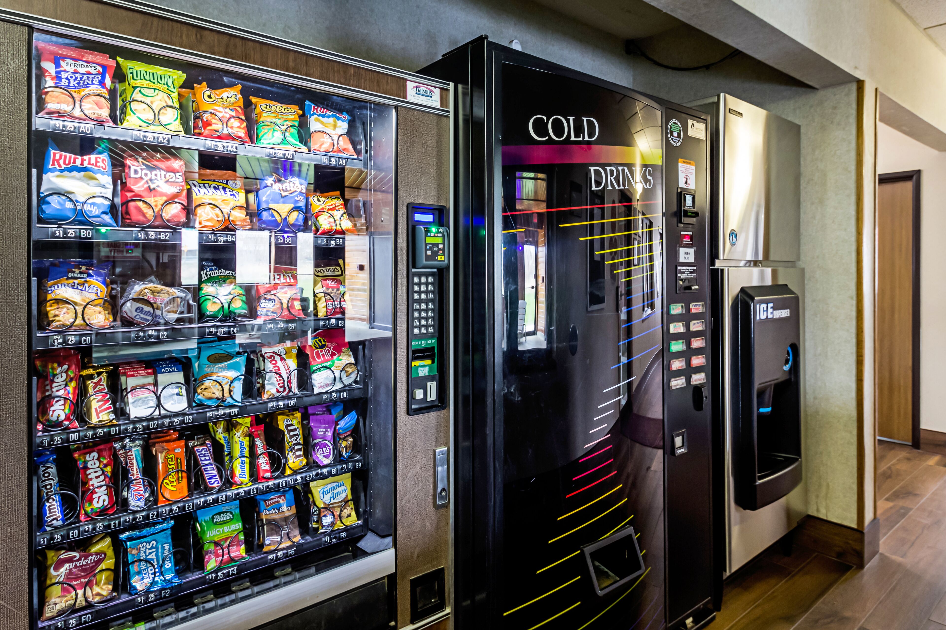 Un distributeur automatique de collations et de boissons fraîches.
