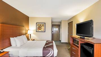 Une chambre d’hôtel équipée d’un lit, d’une télévision, d’un bureau et d’une armoire.