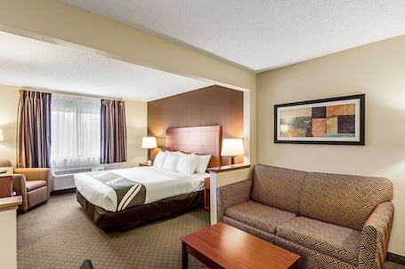 Suite, 1 Queen Bed with Sofa bed, Non Smoking | Pillowtop beds, in-room safe, individually furnished, desk. Quality Inn Sheboygan North I-43