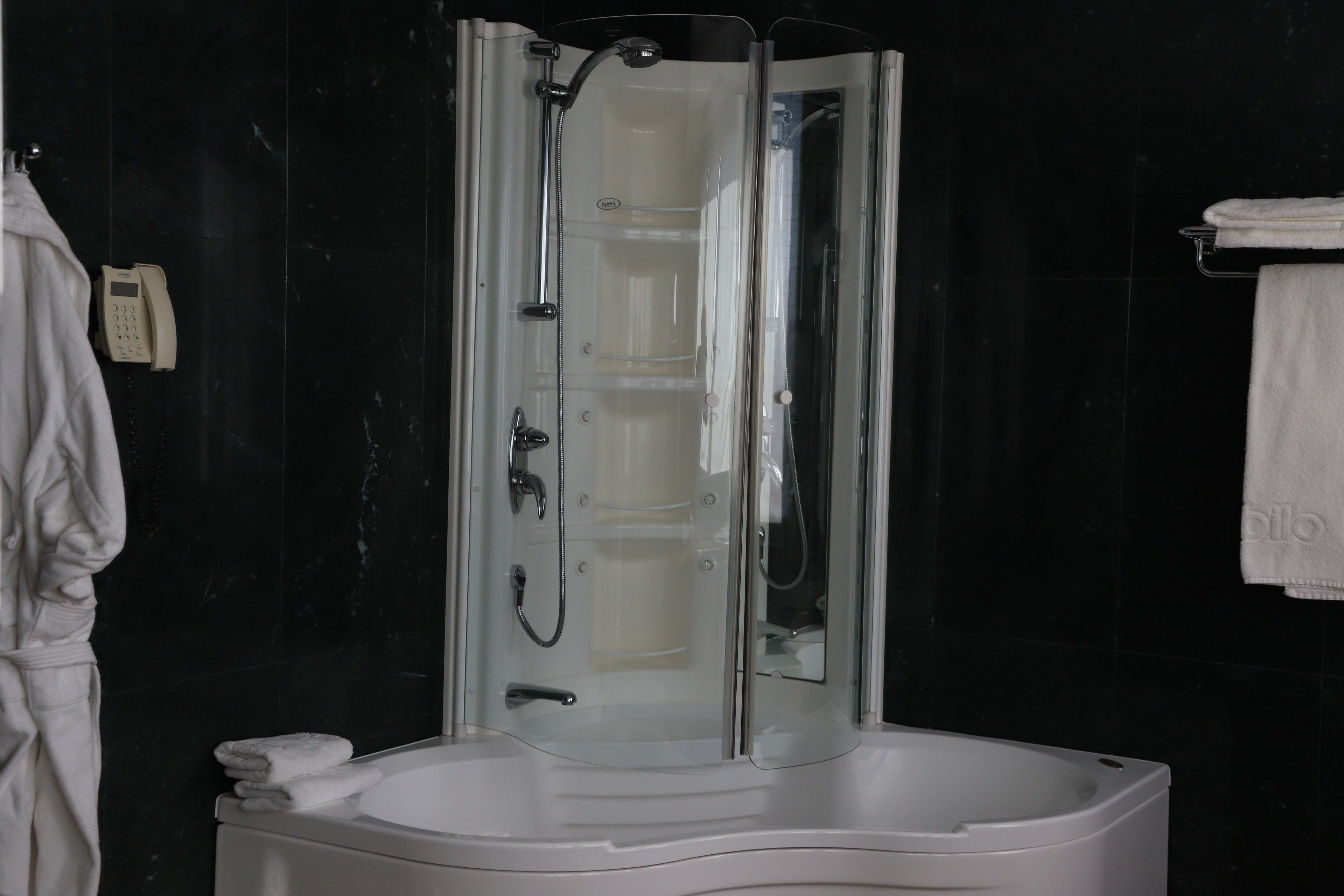 deluxe suite | bathroom | combined shower/bathtub, free toiletries, hair dryer, bidet