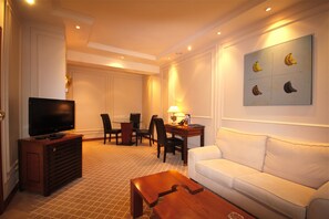 Deluxe Suite | Living room