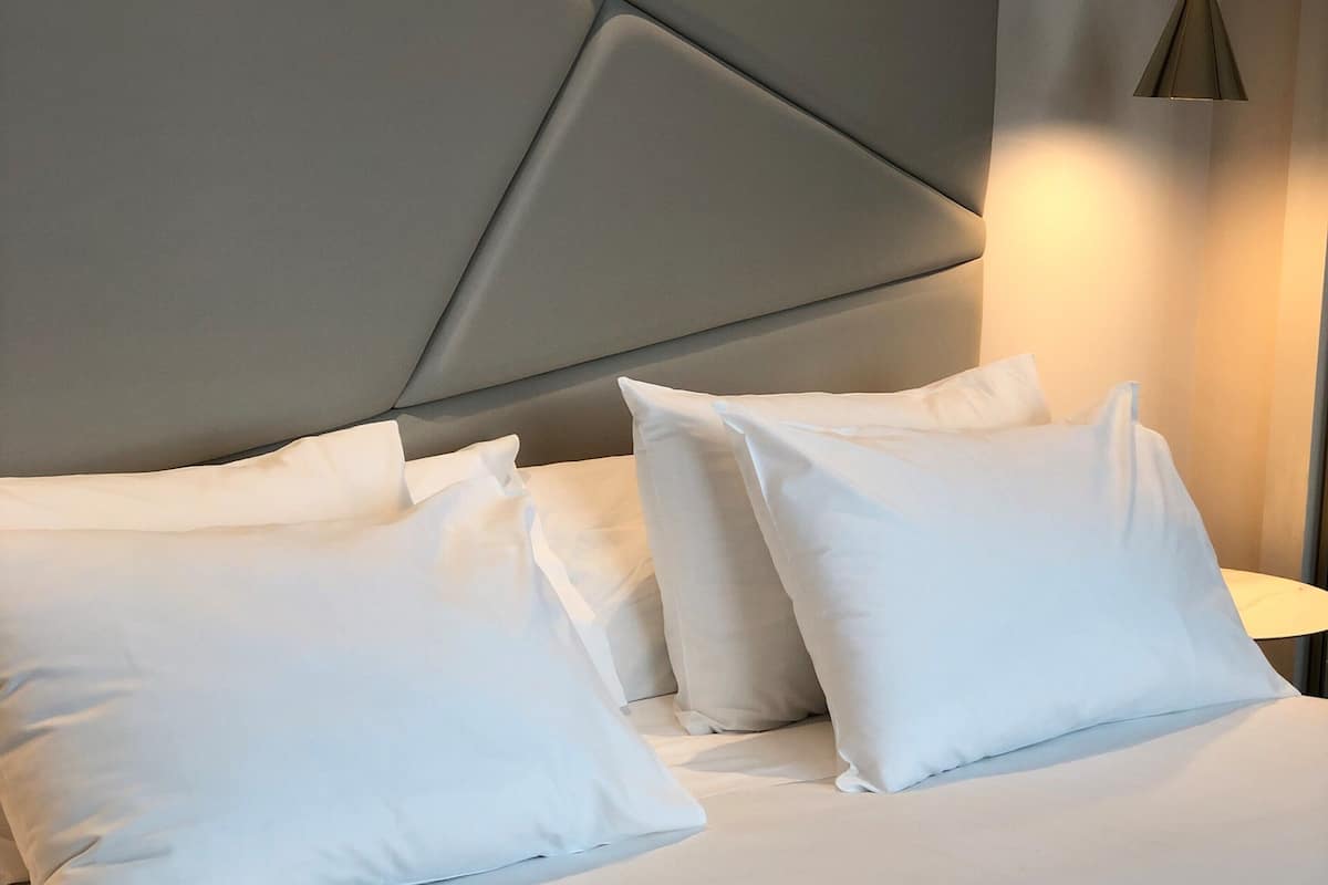 single room, patio, courtyard view | pillow-top beds, minibar, in-room safe, desk