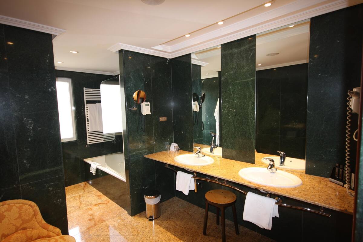 standard room | bathroom | combined shower/bathtub, free toiletries, hair dryer, bidet