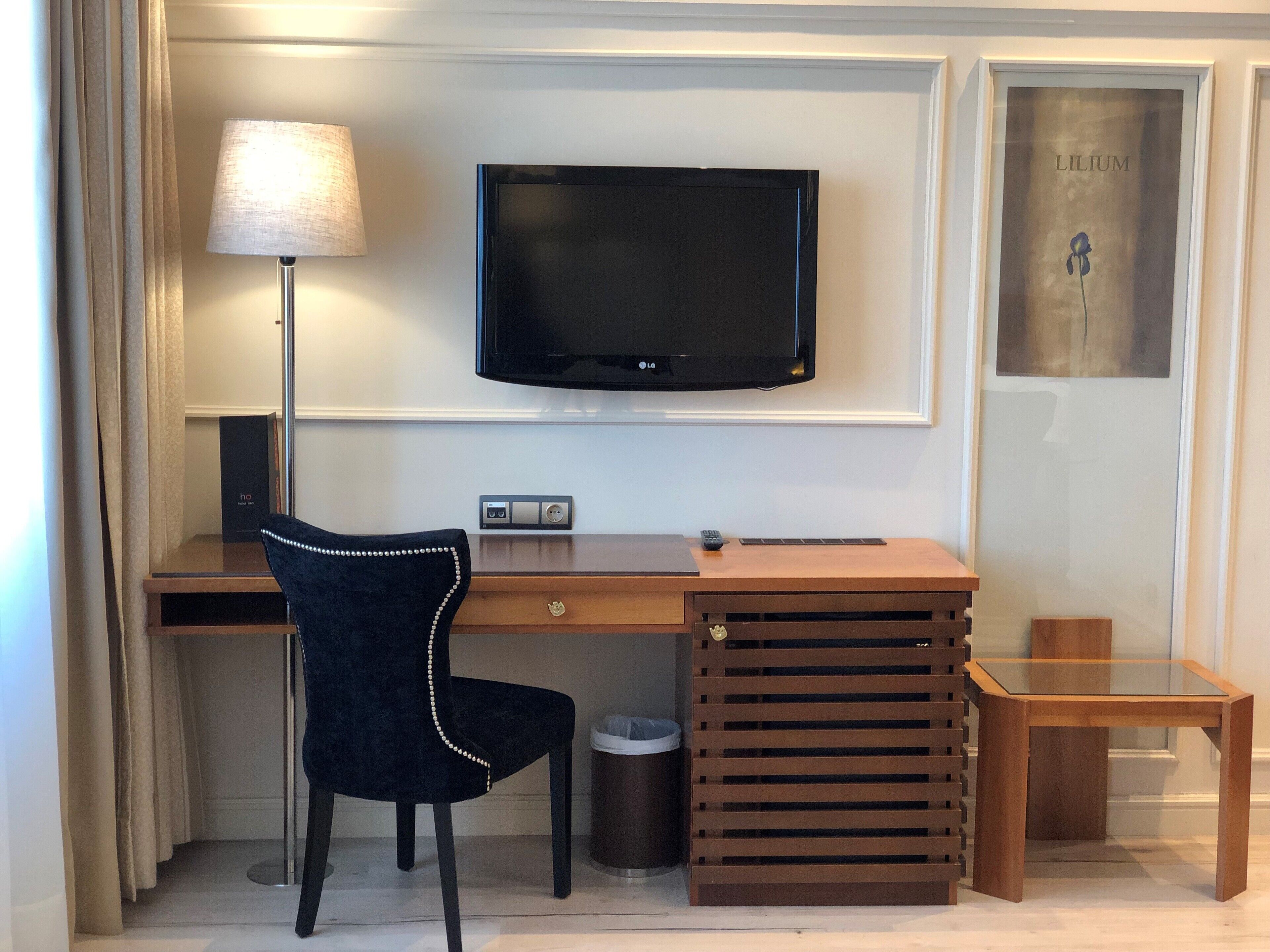 standard room | pillow-top beds, minibar, in-room safe, desk