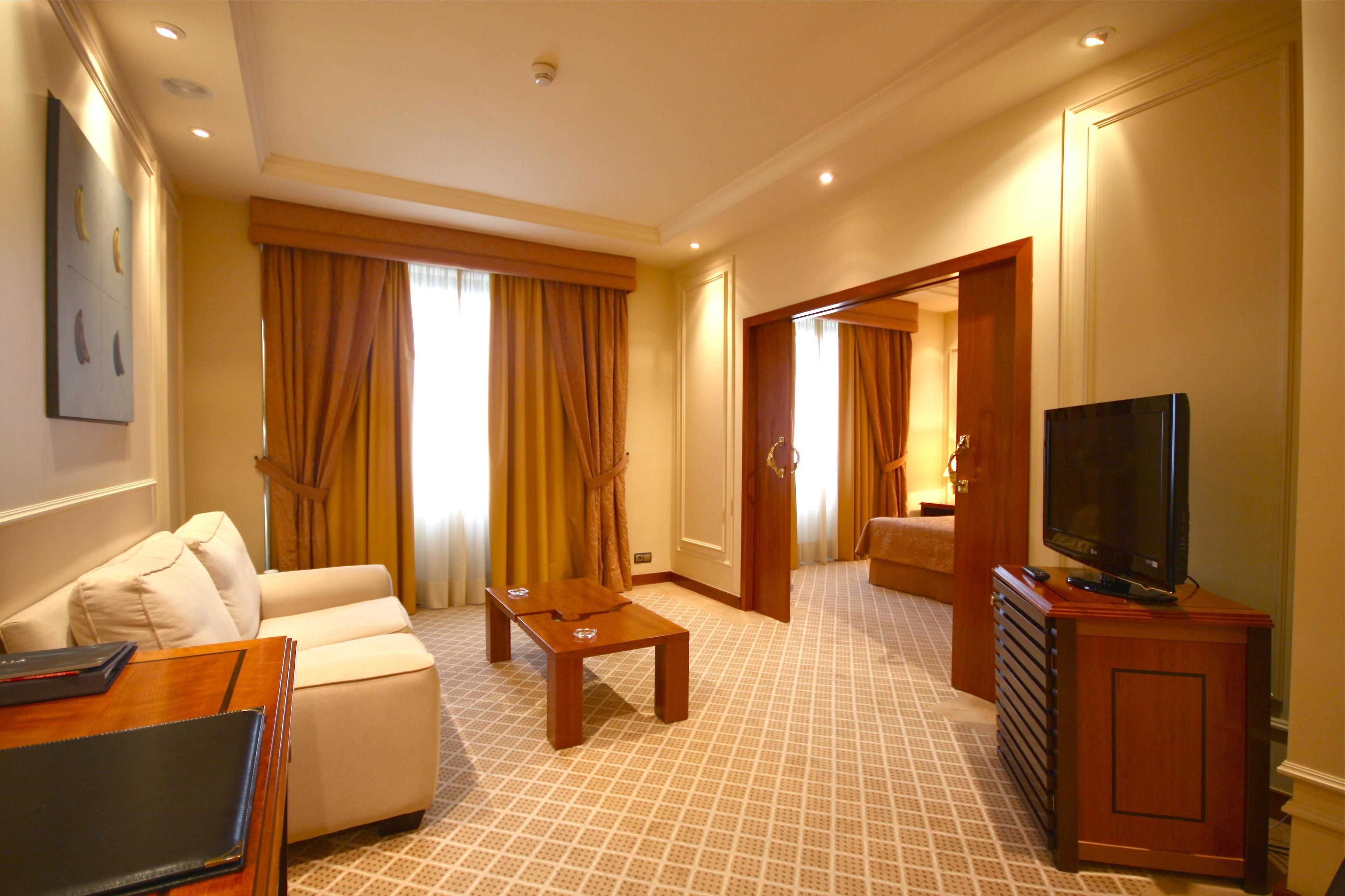 deluxe suite | living room | 32-inch lcd tv with digital channels, tv