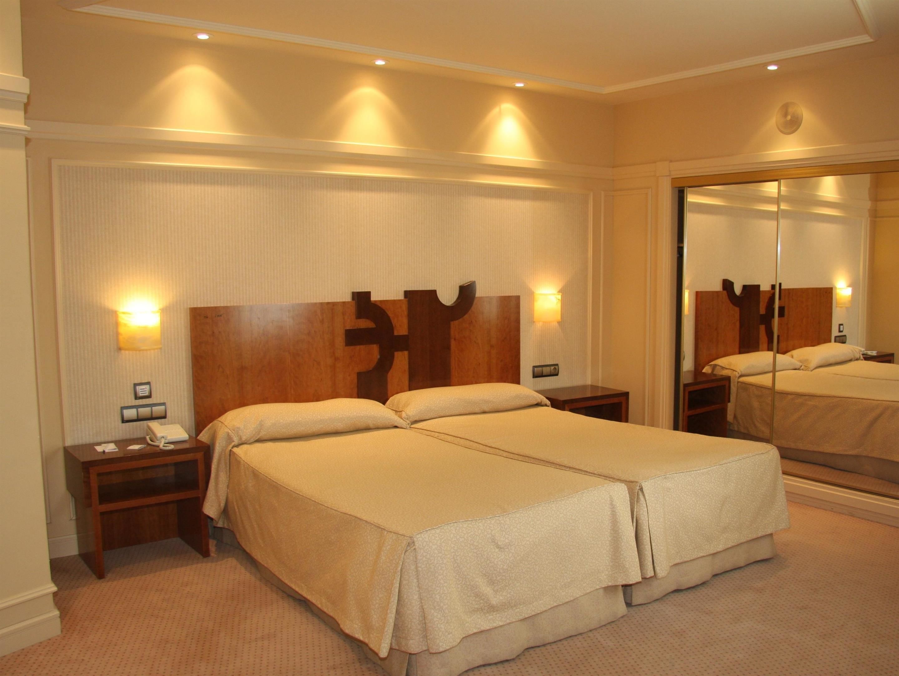 standard room | pillow-top beds, minibar, in-room safe, desk