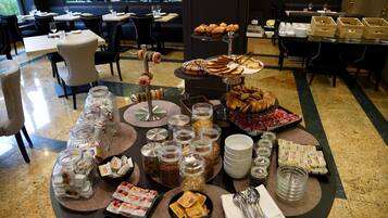 Café da manhã com buffet todos os dias (EUR 16 por pessoa)