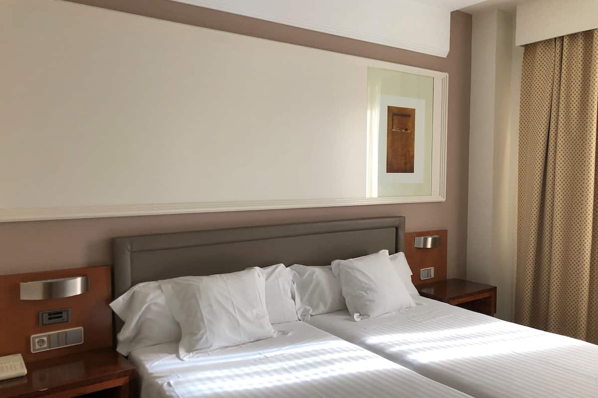 4 bedrooms, pillowtop beds, minibar, in-room safe