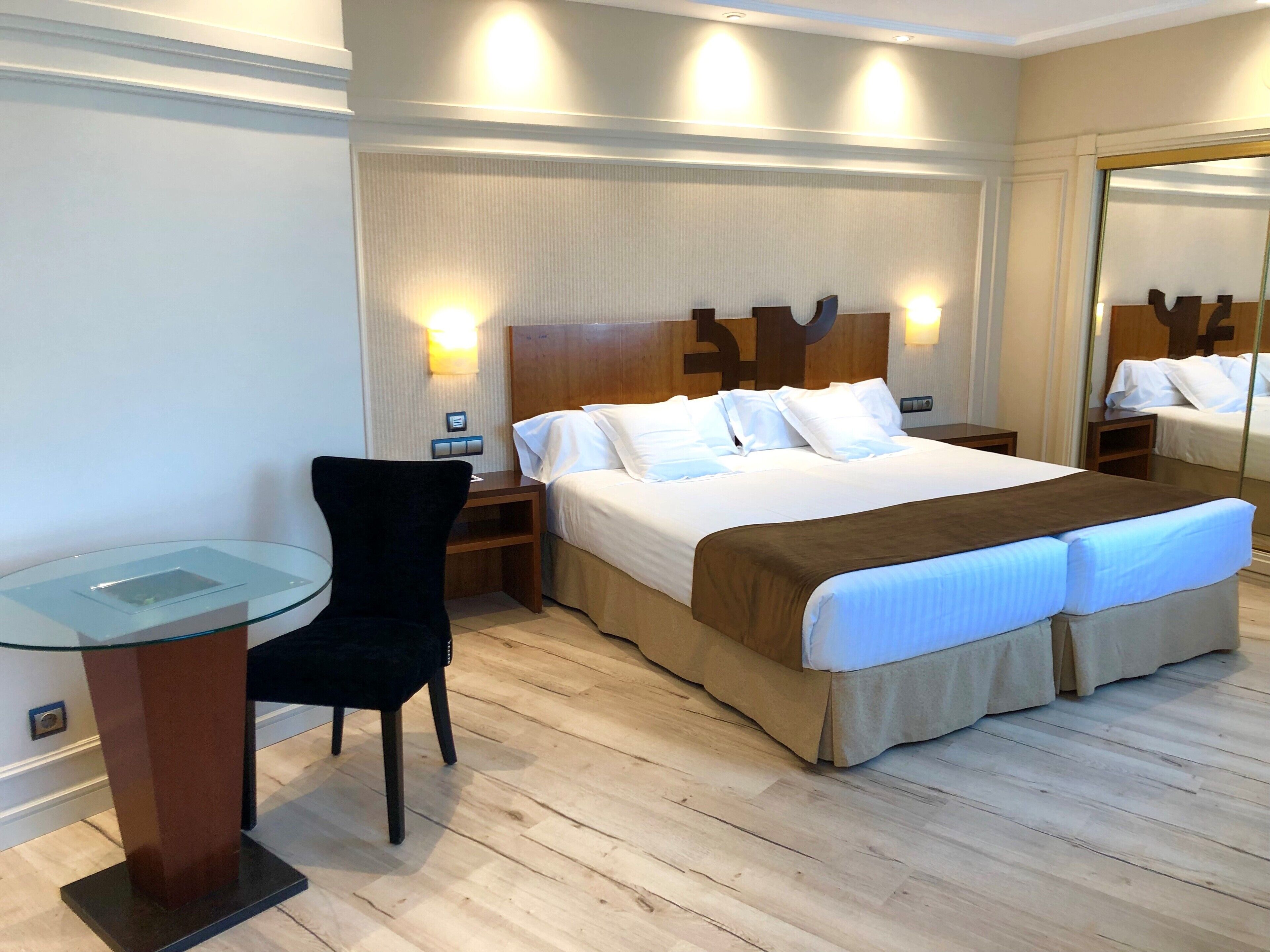 4 bedrooms, pillowtop beds, minibar, in-room safe