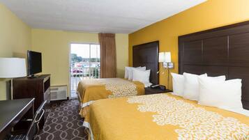 Kamer, 1 kingsize bed, toegankelijk voor mindervaliden, niet-roken (Pool Side View) | Individueel gedecoreerd, individueel gemeubileerd, een bureau