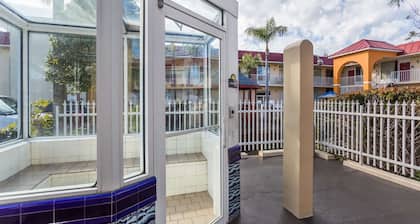 Days Inn & Suites by Wyndham Port Richey