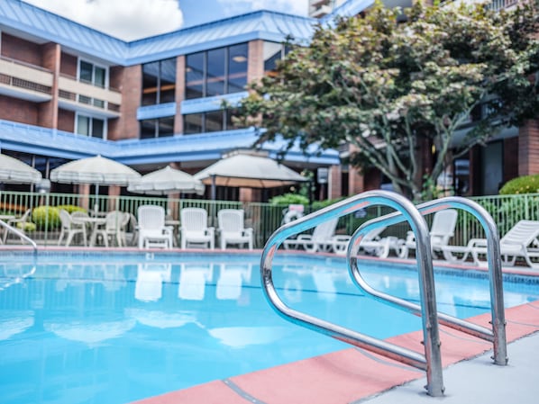 Piscine extérieure en saison, chaises longues