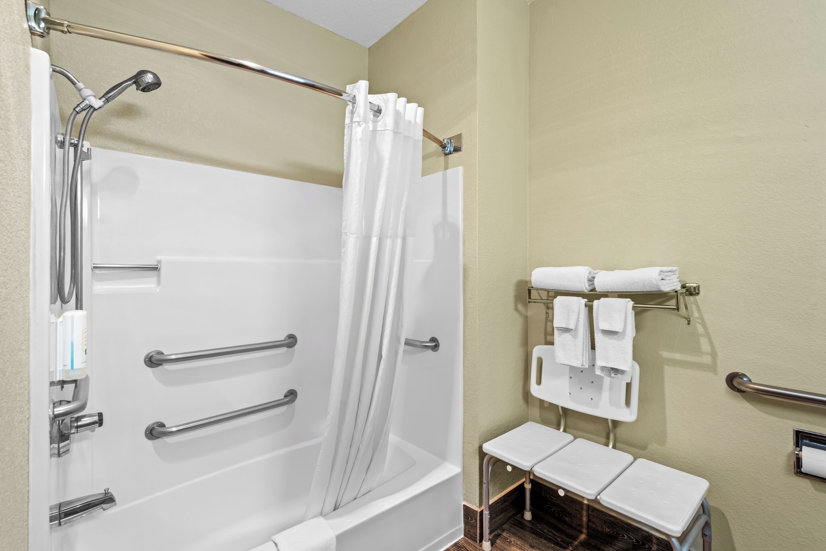 Room, 1 Queen Bed, Accessible, Non Smoking | Bathroom