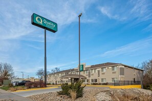 A Quality Inn & Suites hotel with a clear blue sky. - Quality Inn & Suites Des Moines Airport (Des Moines)