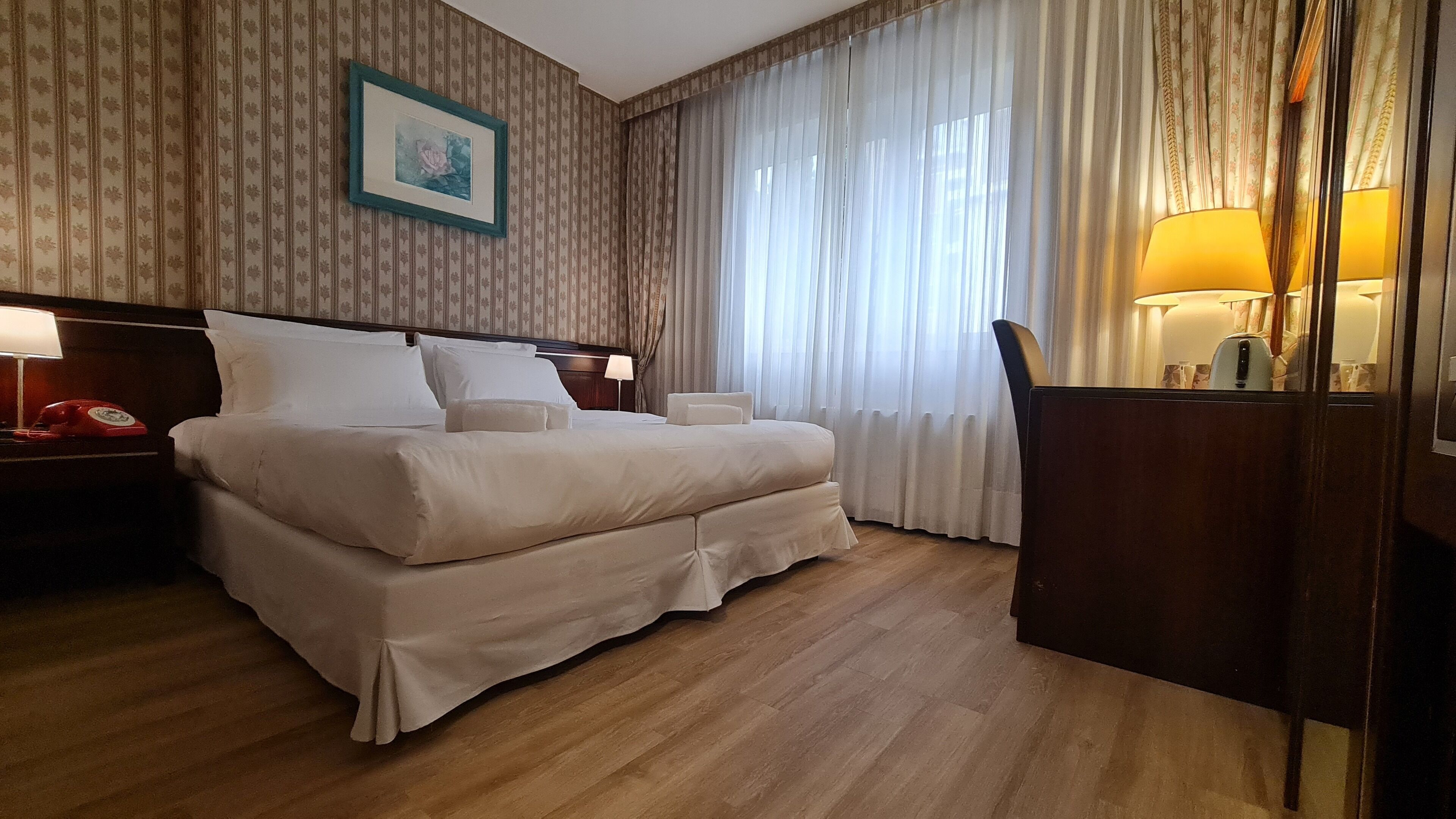 Dundyner, memory foam-senger, minibar og safe på rommet